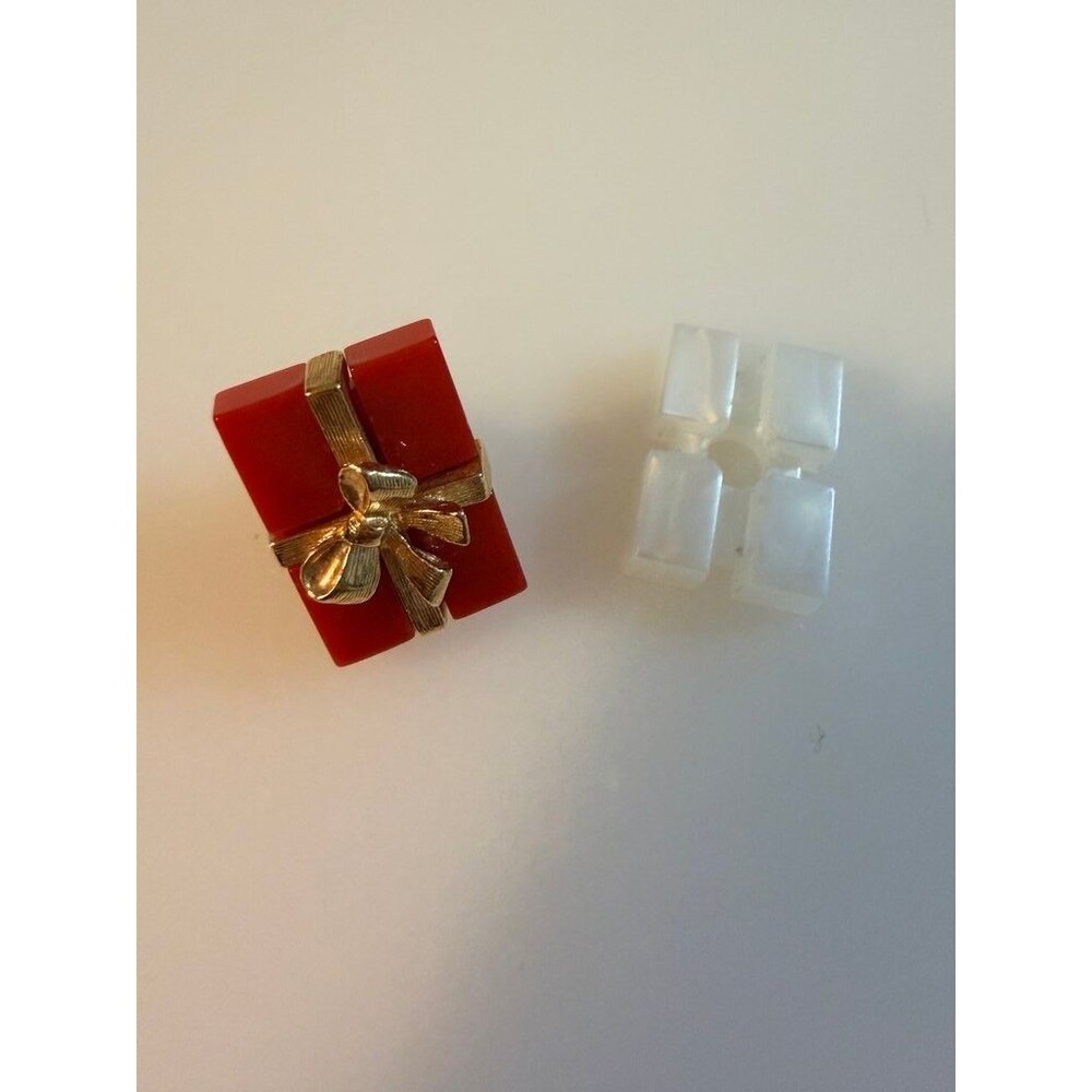 Vintage Interchangeable Gift Box Pin Brooch with Red and White Options